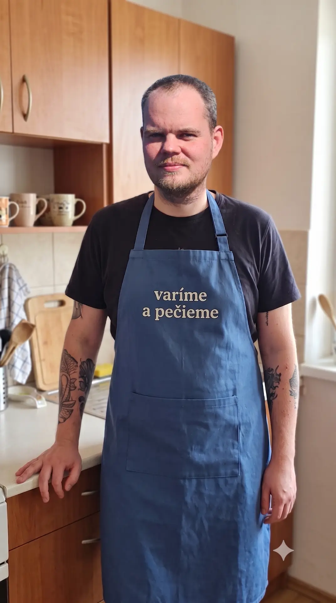 Mário, tvorca kanála Varíme a pečieme, vo svojej kuchyni